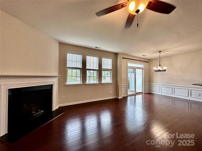 Foto del edificio - 10932 Burnt Leather Ln