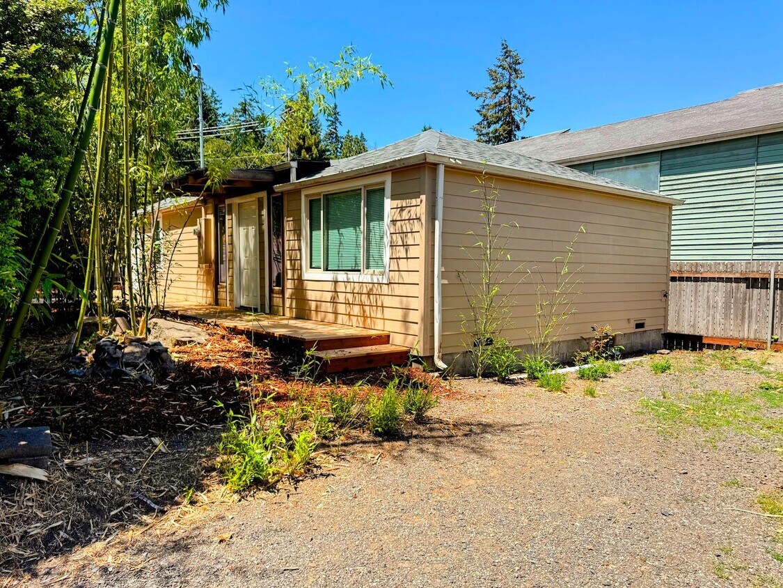 Foto principal - 3 Bedroom, 1 Bathroom S. Eugene Home