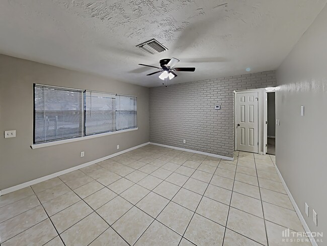 Building Photo - 2258 Lake Dr