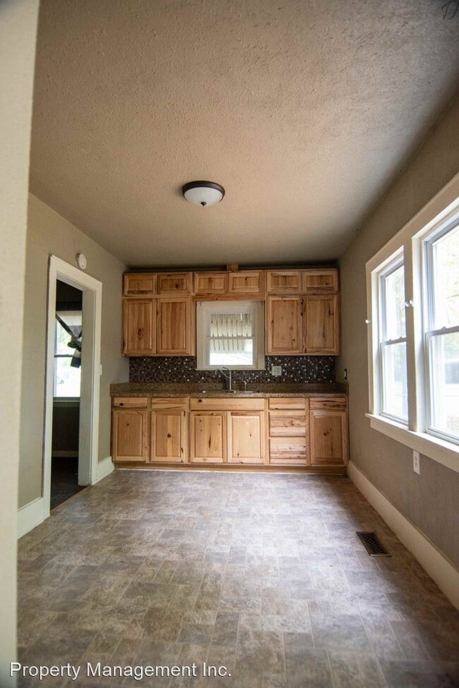 Building Photo - 3 br, 1 bath House - 716 W 2