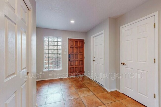 Building Photo - 2425 Northwest Cir NW