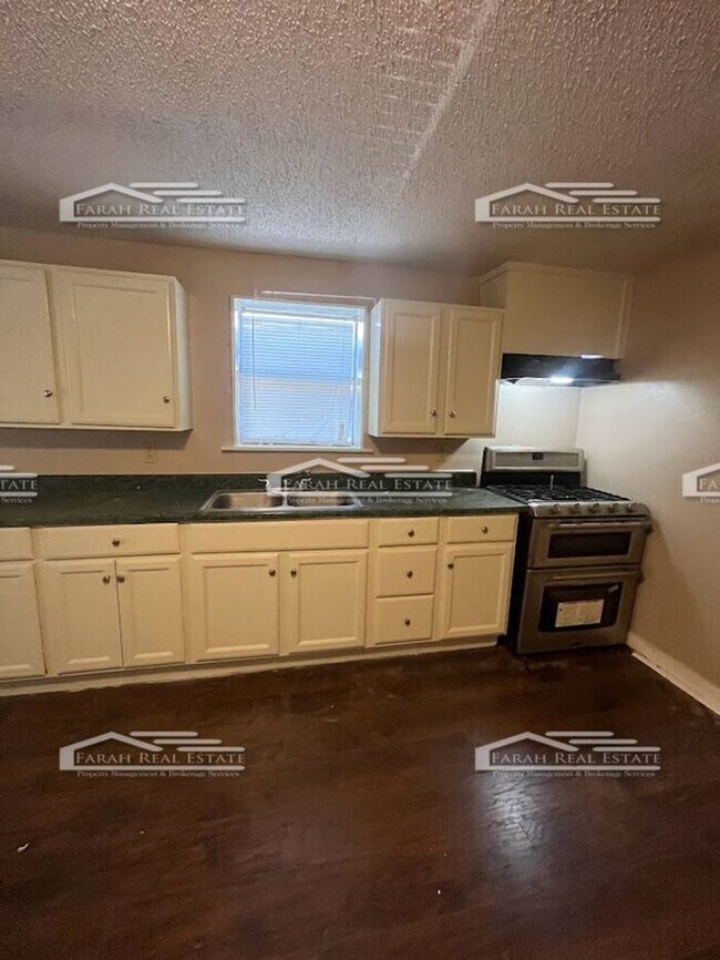 Building Photo - 2/1 Home Available in Ft Worth