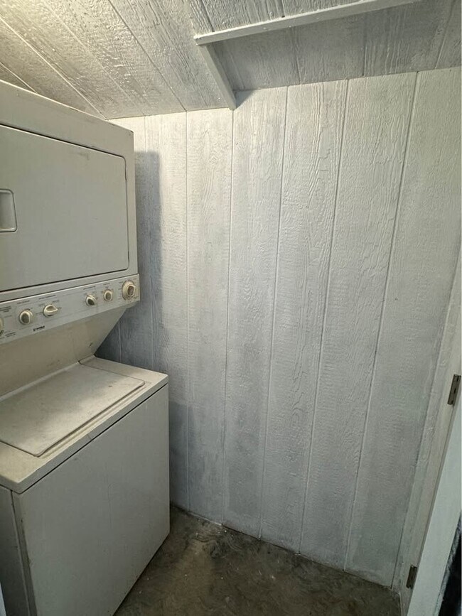 Foto del edificio - 8960 Helms Pl