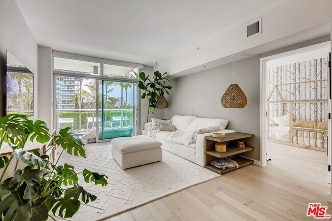 Building Photo - 13700 Marina Pointe Dr