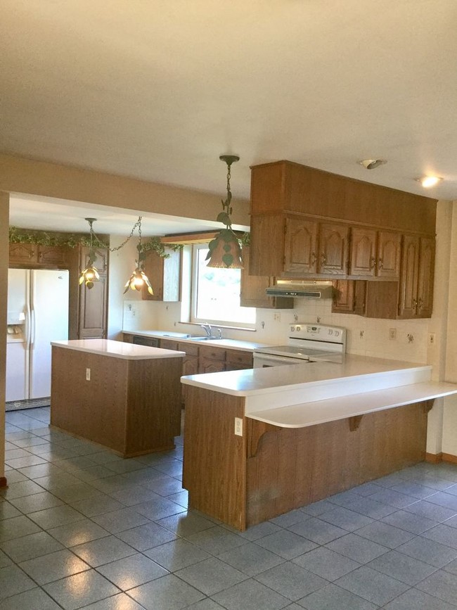 Building Photo - Large Farm House Available