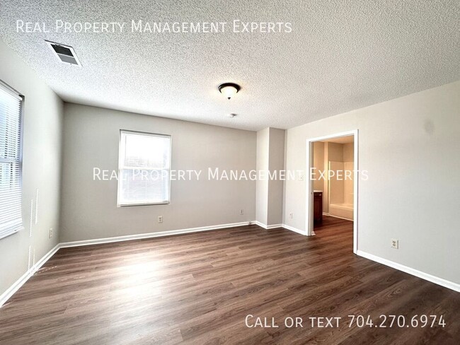 Foto del edificio - **MOVE IN SPECIAL!**Charming 3BR/2.5BA hom...