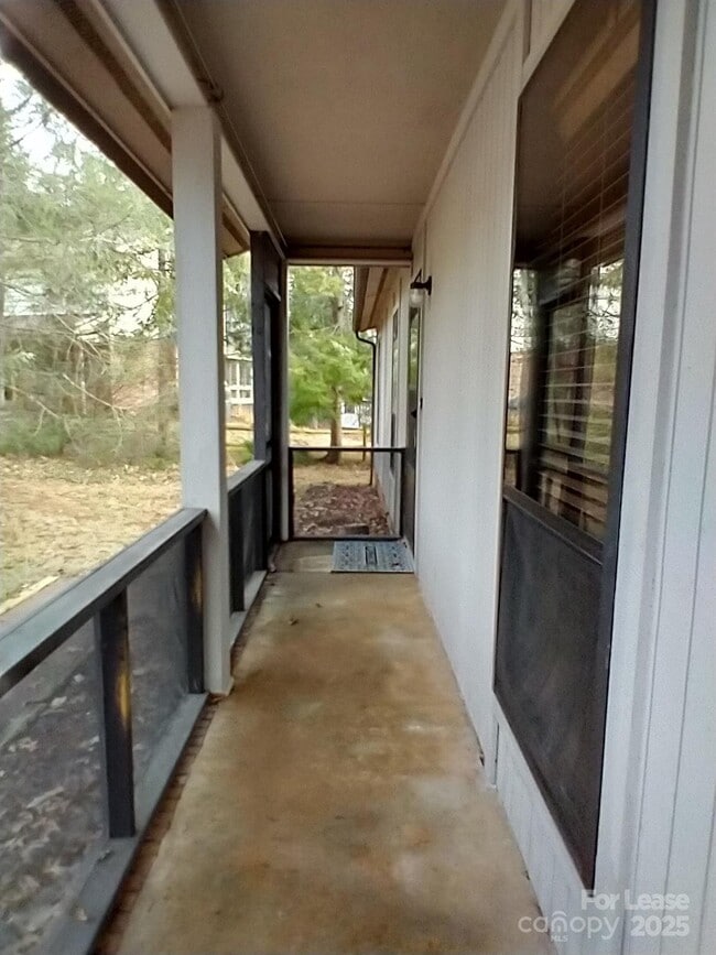 Building Photo - 335 Heather Ct