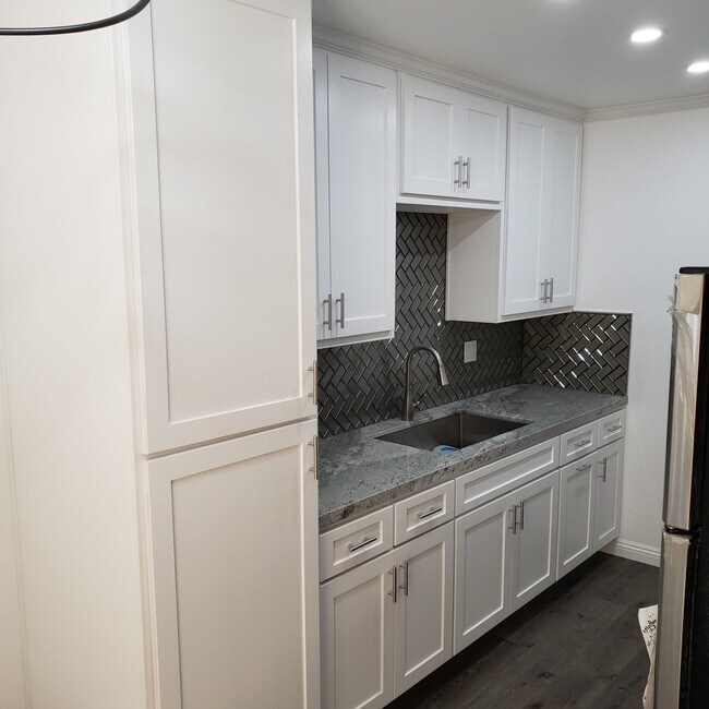 Kitchen - 215 E Orchard St