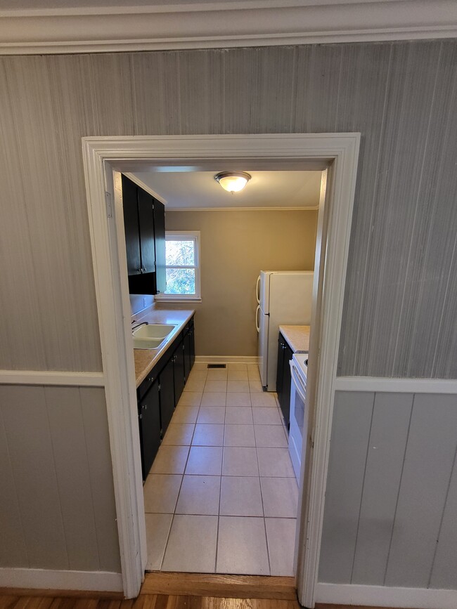 Kitchen - 1949 Hinshaw Ave