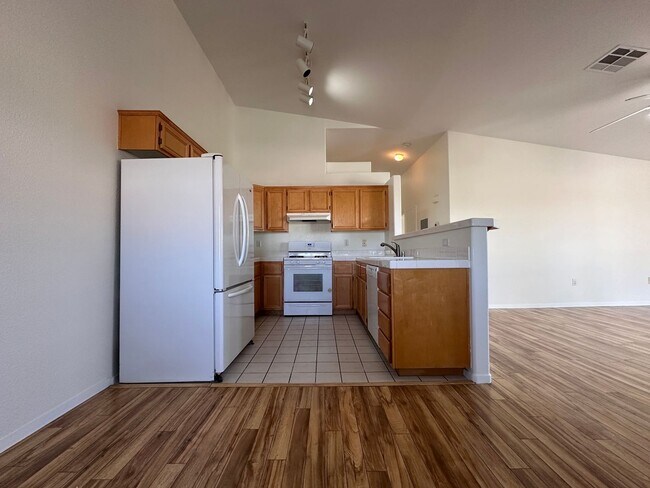 Building Photo - Great 2 bed condo in gated community!