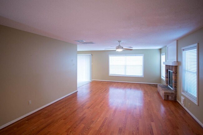 Foto del edificio - 2458 Parkwood Ln