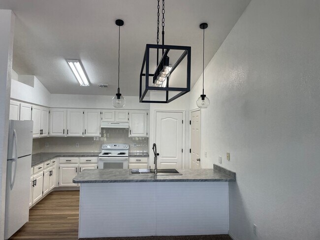 Building Photo - Great 3 bedroom, 2 bathroom home in Hurricane!!