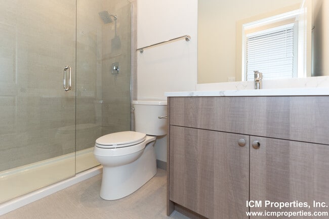 Building Photo - 1322 W Diversey Pky