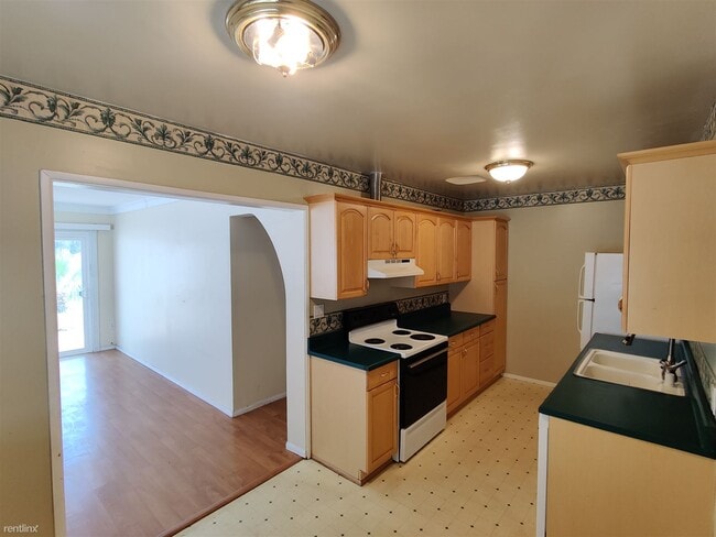 Building Photo - 2 br, 1.5 bath Triplex - 722 E St