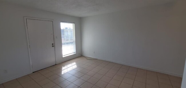 Building Photo - 1220 Shadowdale Dr