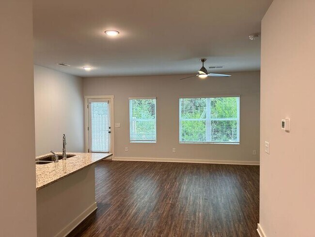 Building Photo - Town home for rent in Calera!