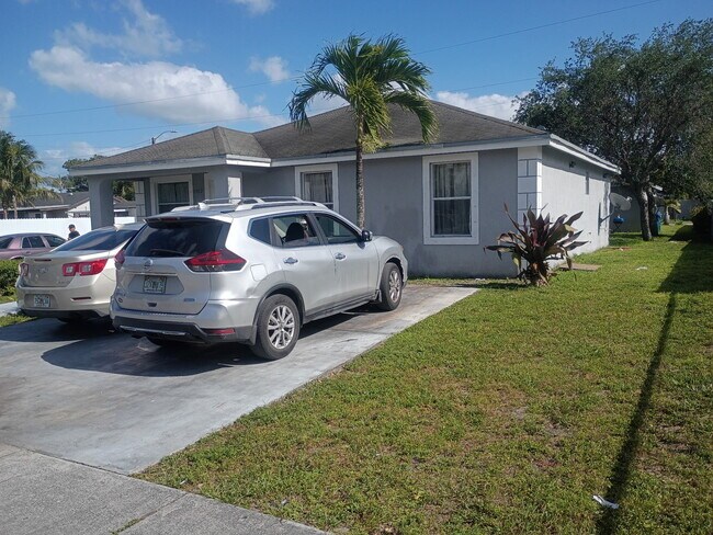 Entrada de coches - 1902 NW 83rd St