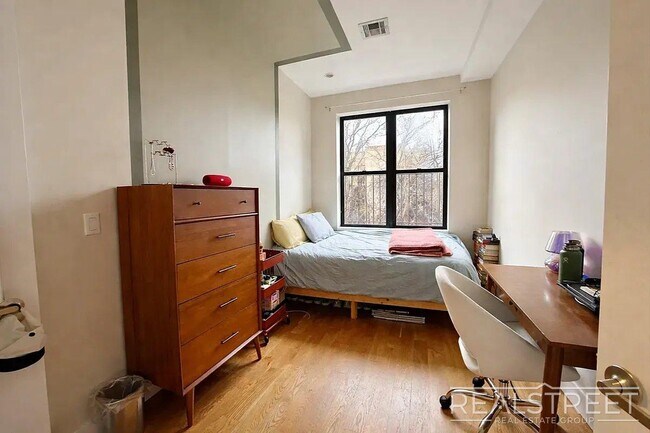 Foto del edificio - Spacious 3-Bedroom Residence Near Maria Hernandez Park