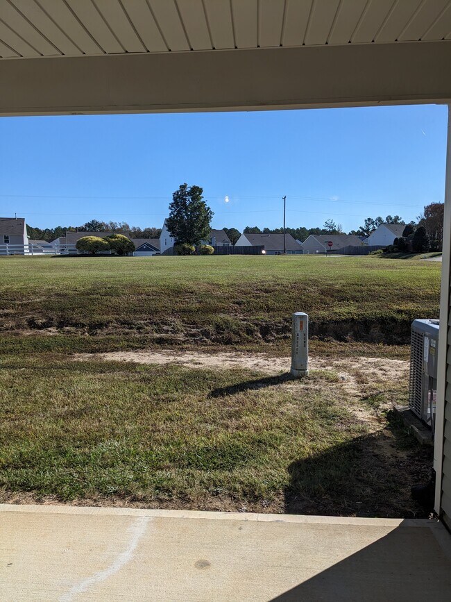 Foto del edificio - 2 Bedroom, 2.5 Bath Like New Townhome in C...