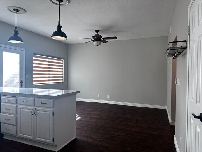Foto del edificio - Welcome to this 3 bedroom plus a Bonus roo...