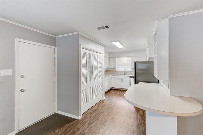 Building Photo - 2801 Forest Park Blvd