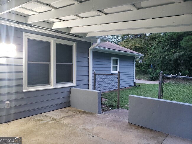 Building Photo - 512 Greenview Ave SE