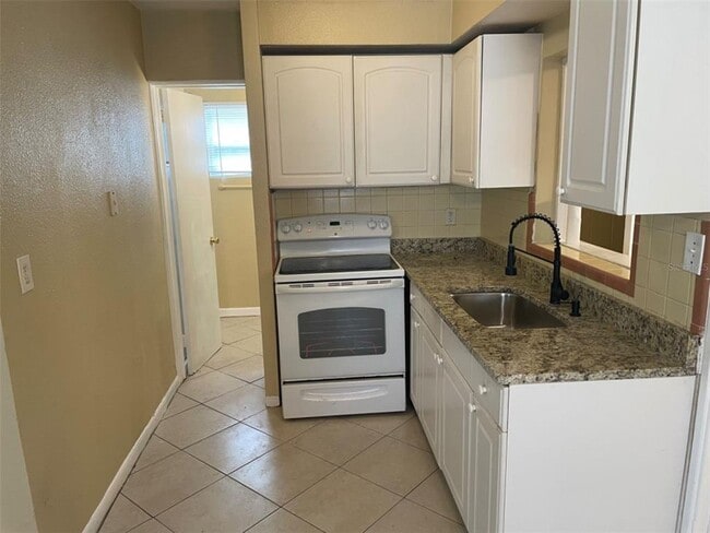 Building Photo - 4618 20th Ave S