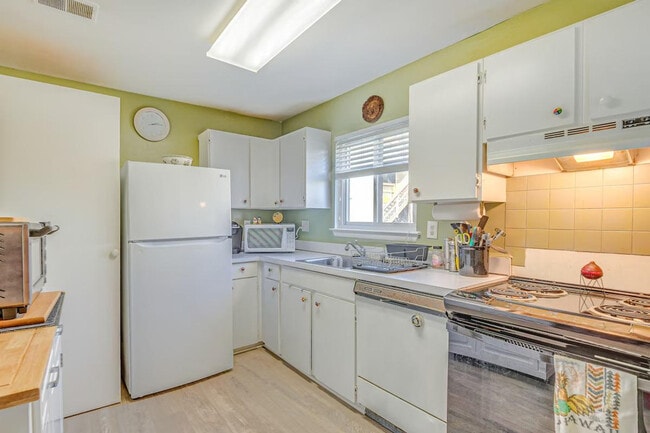 Building Photo - 8404 Mina Loma Ct