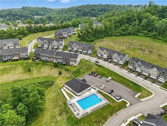 Building Photo - 484 Greenwood Dr