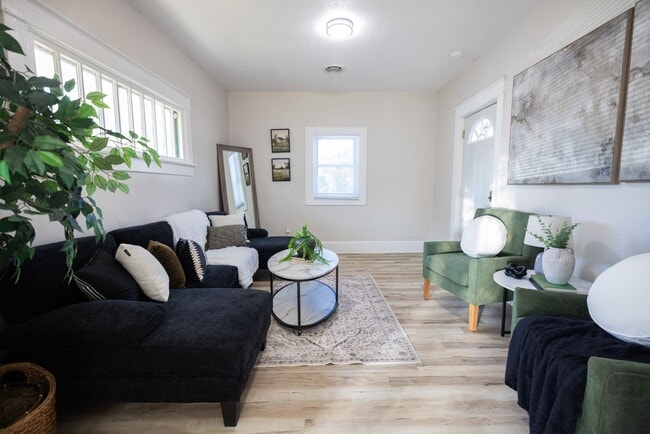 Foto del edificio - Updated 2-bedroom house $985