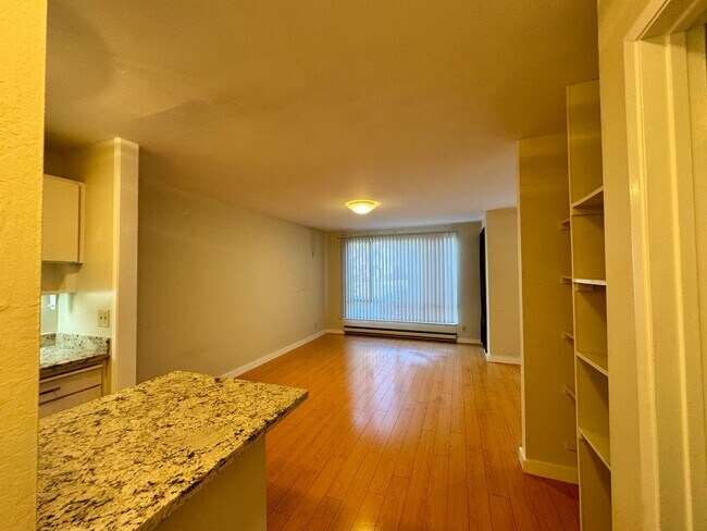 Foto del edificio - BEAUTIFUL STUDIO AVAILABLE FOR RENT NOW!!!...