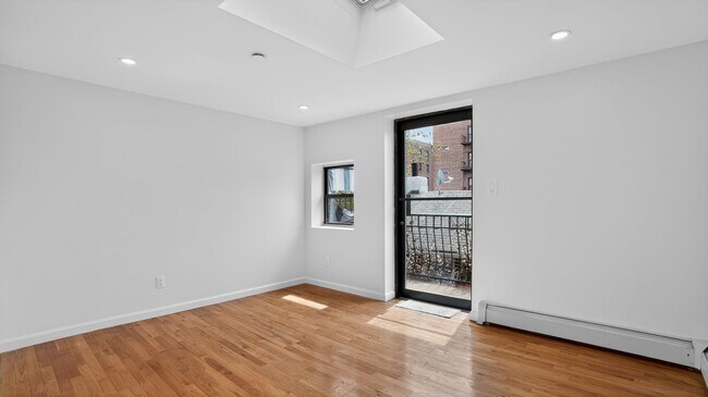 Foto del edificio - 1111 Sheepshead Bay Rd