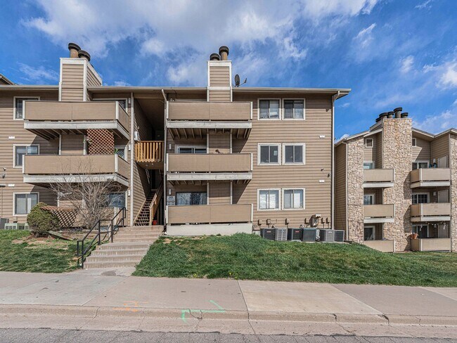 Building Photo - Remodeled 2 Bedroom 1 Bathroom Condo in De...
