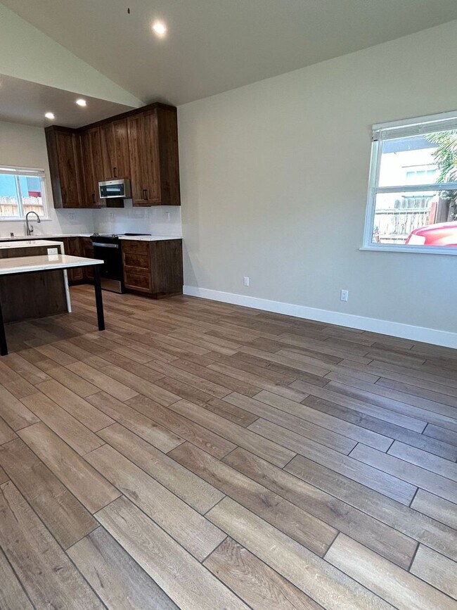 Foto del edificio - 372-384 E 8th Ave