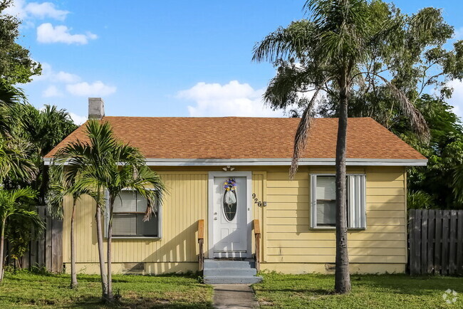 Building Photo - 926 13th Ave N