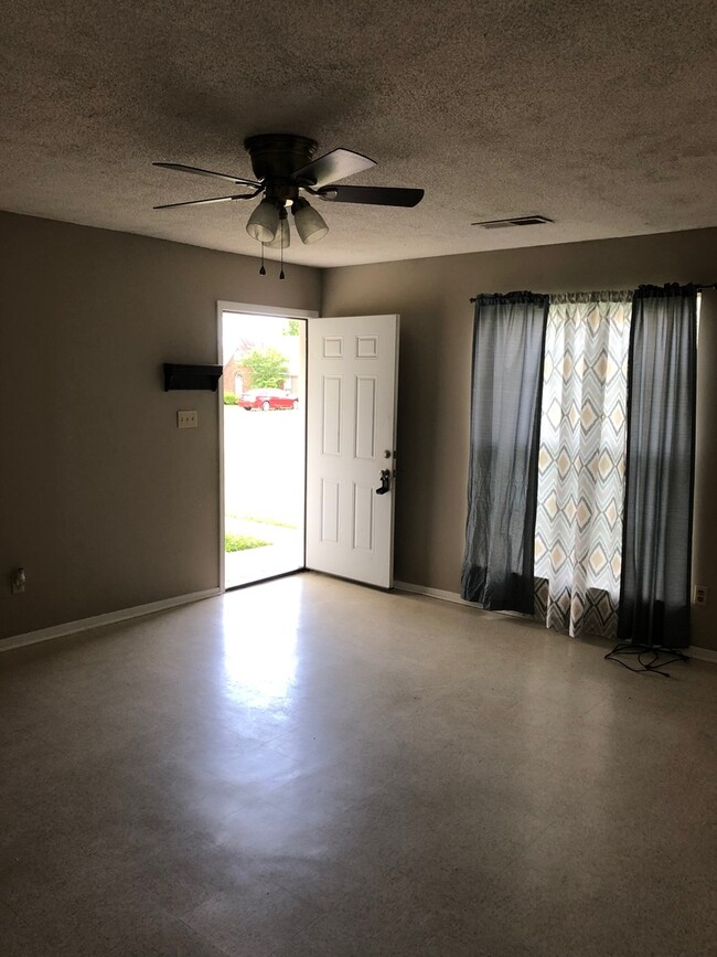 Building Photo - 117 Dogwood Dr