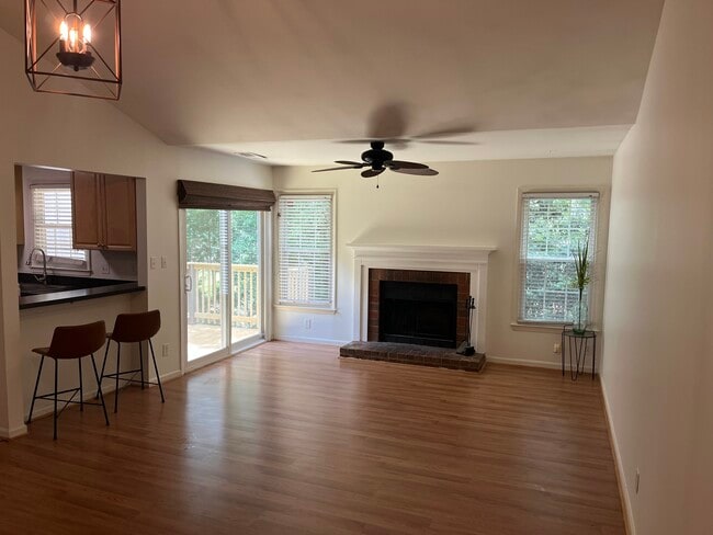 Foto del edificio - 3222 Selwyn Farms Ln