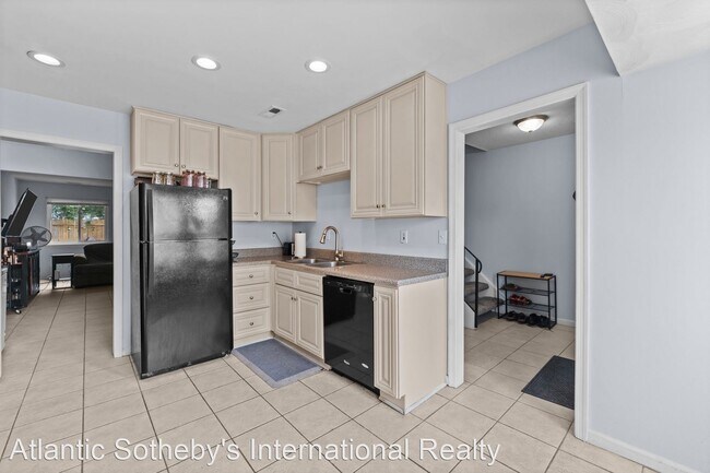 Building Photo - 2 br, 2.5 bath House - 894 Riverbend Road