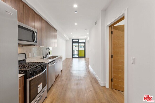 Foto del edificio - 1525 N Hobart Blvd