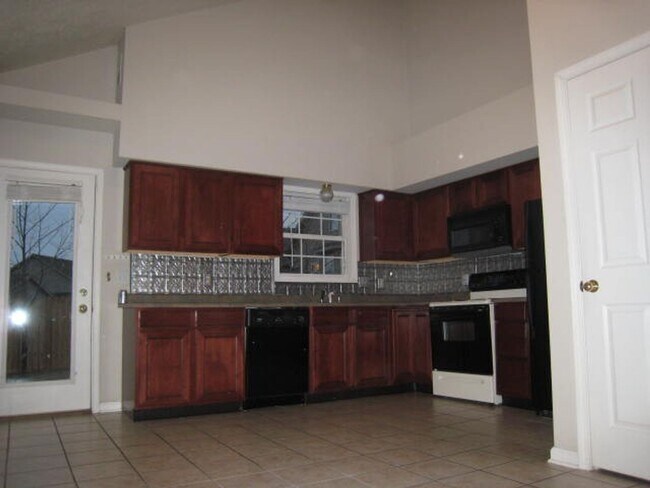 Foto del edificio - 4 Bed 2 Bath Home w/ Garage & Fenced in ba...