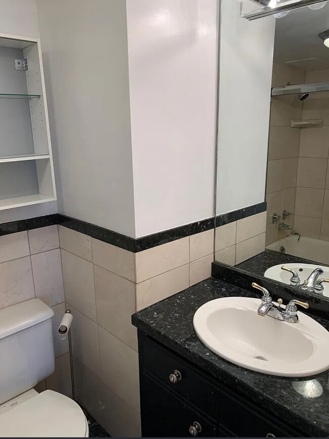 Building Photo - ROOMMATE NEEDED: Spacious 3 bedroom unit in the heart of Capital Hill