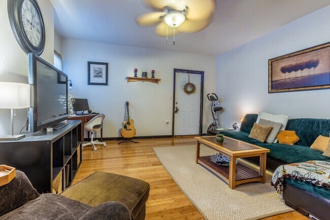 Foto del edificio - AVAILABLE AUGUST 2026 - Beautiful 2 bedroom Home on a Quiet Street!