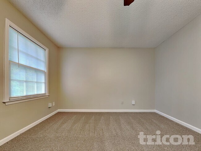 Foto del edificio - 1444 Riverwood Ct