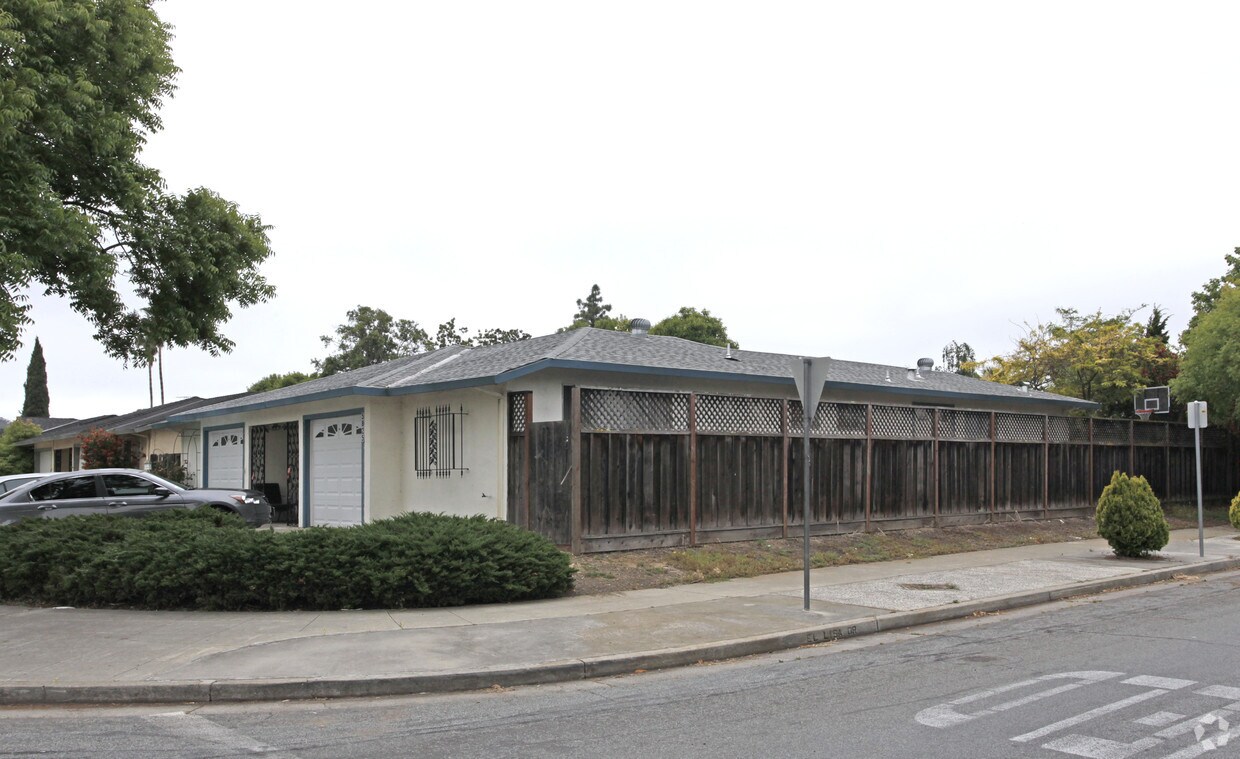 Primary Photo - 5825-5827 Hillview Ave