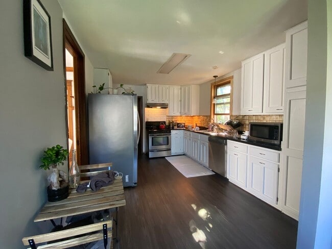 Building Photo - Single Family Home w/ Garage in Daytons Bl...