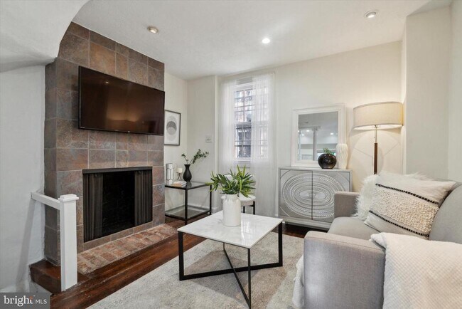 Building Photo - 2126 Tryon St