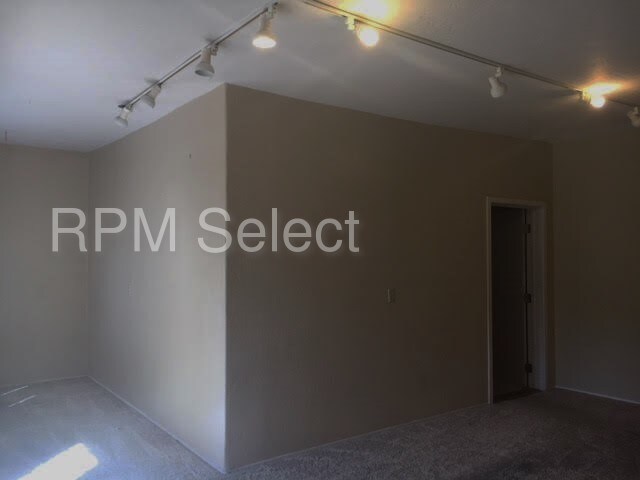 Building Photo - 1450 Rosewood Ln