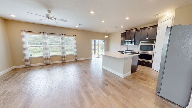 Building Photo - Feel right at home in this spacious, fully...