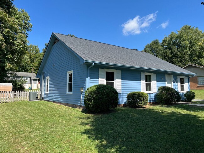 Building Photo - 1681 Village Pl