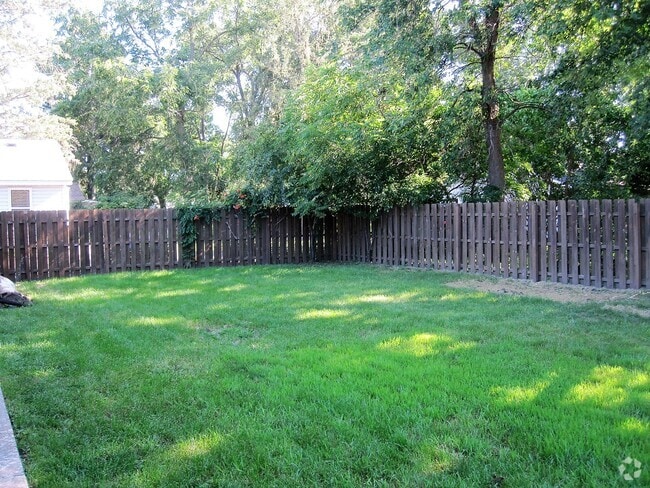 Building Photo - 376 S Pierson Ave